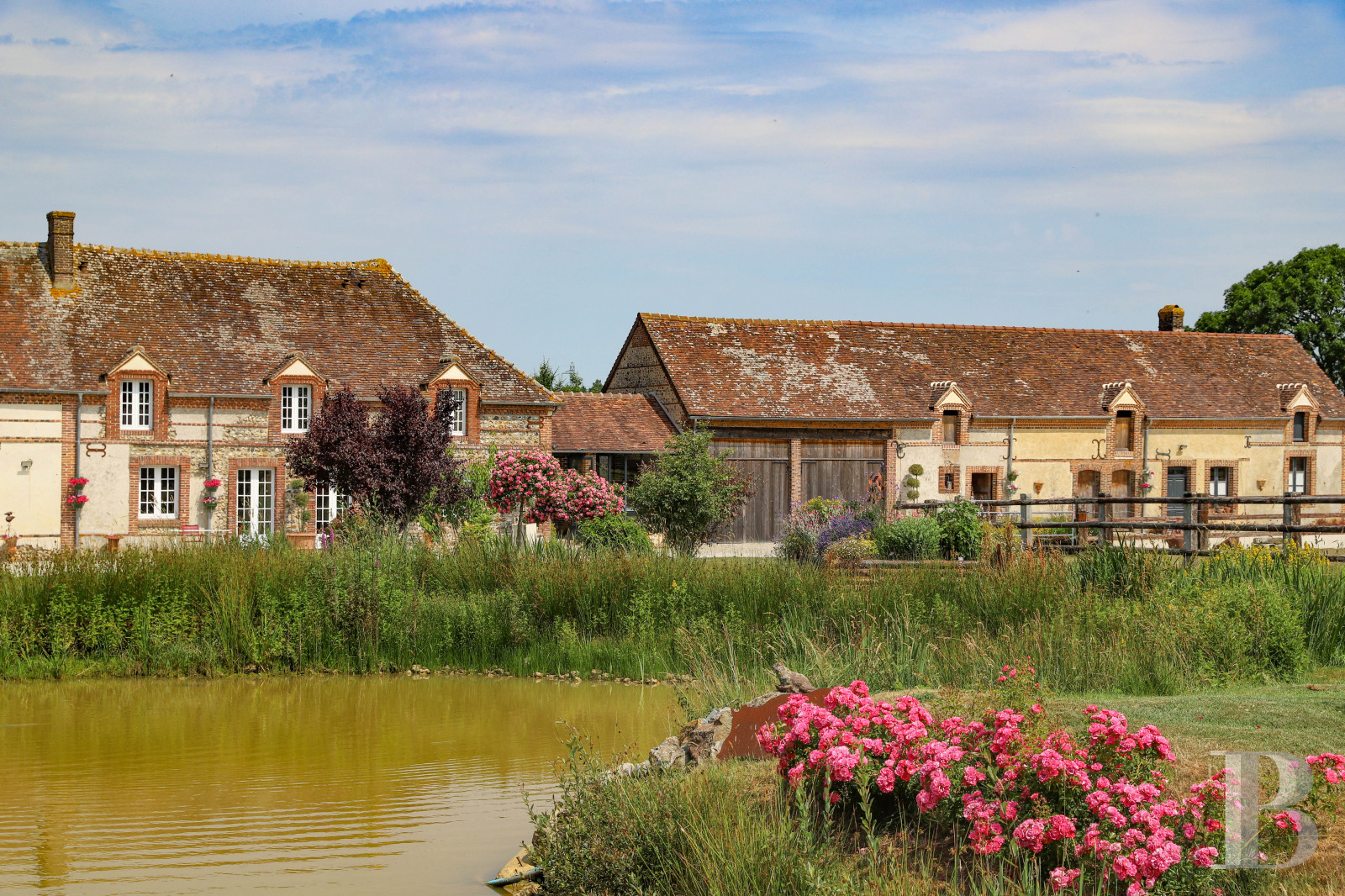 A former 18th century farmhouse with carefully renovated outbuildings on the edge of a forest in Perche - photo  n°4